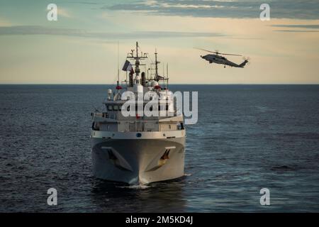 Der dänische Seahawk-Hubschrauber schwebt während der Operation Nanook 2022 vor der Küste von Labrador, Kanada, hinter dem französischen Marineschiff Rhone. Stockfoto