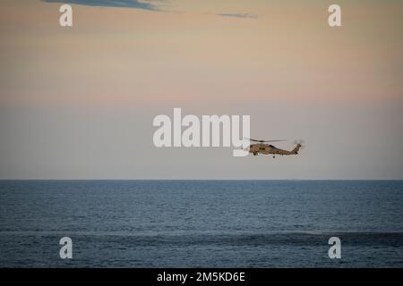 Dänischer MH-60R Seahawk-Hubschrauber vom grönländischen Patrouillenschiff HDMS Triton während der Operation Nanook der Royal Canadian Navy im August 2022. Stockfoto