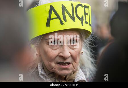 Bestandsbild der verstorbenen britischen Modedesignerin und Aktivistin Dame Vivienne Westwood während der nicht ausliefern Julian Assange märz und Protestkundgebung im Zentrum von London am 22. Februar 2020. Stockfoto