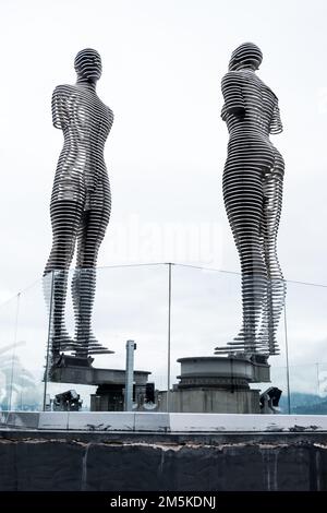 Batumi, Georgien : 10-11-2022: Die moderne bewegliche Skulptur von Ali und Nino von Tamar Kvesitadze am Hafenbein in Batumi, Georgien. Stockfoto