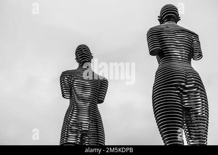 Batumi, Georgien : 10-11-2022: Die moderne bewegliche Skulptur von Ali und Nino von Tamar Kvesitadze am Hafenbein in Batumi, Georgien. Stockfoto