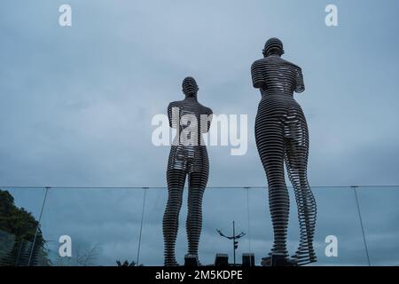 Batumi, Georgien : 10-11-2022: Die moderne bewegliche Skulptur von Ali und Nino von Tamar Kvesitadze am Hafenbein in Batumi, Georgien. Stockfoto