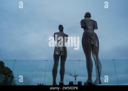 Batumi, Georgien : 10-11-2022: Die moderne bewegliche Skulptur von Ali und Nino von Tamar Kvesitadze am Hafenbein in Batumi, Georgien. Stockfoto