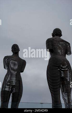 Batumi, Georgien : 10-11-2022: Die moderne bewegliche Skulptur von Ali und Nino von Tamar Kvesitadze am Hafenbein in Batumi, Georgien. Stockfoto