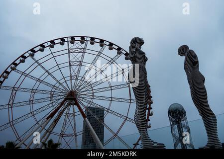 Batumi, Georgien : 10-11-2022: Die moderne bewegliche Skulptur von Ali und Nino von Tamar Kvesitadze am Hafenbein in Batumi, Georgien. Stockfoto