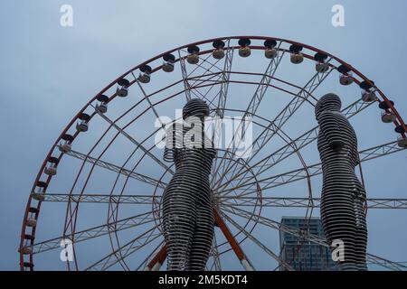 Batumi, Georgien : 10-11-2022: Die moderne bewegliche Skulptur von Ali und Nino von Tamar Kvesitadze am Hafenbein in Batumi, Georgien. Stockfoto