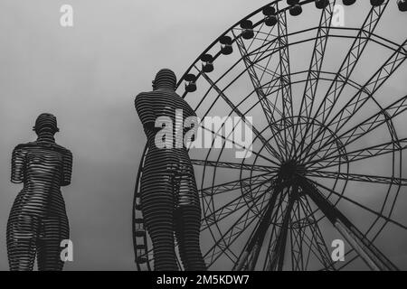 Batumi, Georgien : 10-11-2022: Die moderne bewegliche Skulptur von Ali und Nino von Tamar Kvesitadze am Hafenbein in Batumi, Georgien. Stockfoto