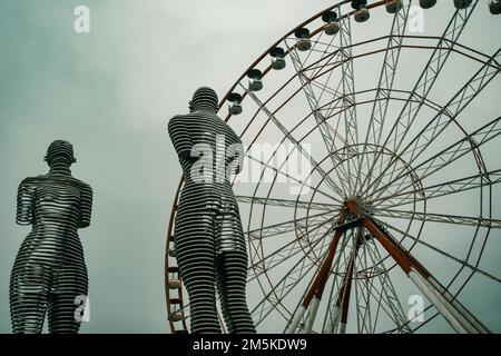 Batumi, Georgien : 10-11-2022: Die moderne bewegliche Skulptur von Ali und Nino von Tamar Kvesitadze am Hafenbein in Batumi, Georgien. Stockfoto