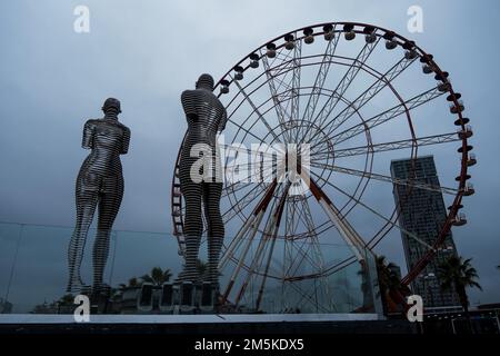 Batumi, Georgien : 10-11-2022: Die moderne bewegliche Skulptur von Ali und Nino von Tamar Kvesitadze am Hafenbein in Batumi, Georgien. Stockfoto