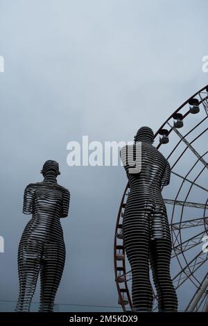 Batumi, Georgien : 10-11-2022: Die moderne bewegliche Skulptur von Ali und Nino von Tamar Kvesitadze am Hafenbein in Batumi, Georgien. Stockfoto