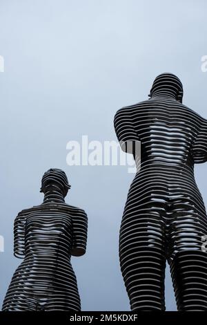 Batumi, Georgien : 10-11-2022: Die moderne bewegliche Skulptur von Ali und Nino von Tamar Kvesitadze am Hafenbein in Batumi, Georgien. Stockfoto