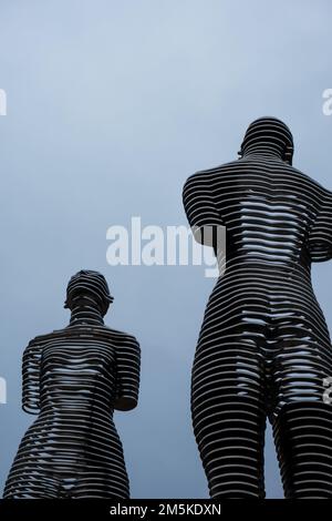 Batumi, Georgien : 10-11-2022: Die moderne bewegliche Skulptur von Ali und Nino von Tamar Kvesitadze am Hafenbein in Batumi, Georgien. Stockfoto