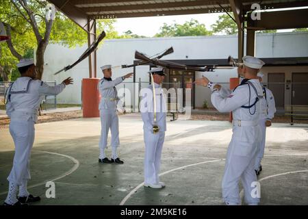 Tampa, Florida (23. März 2022) Matrosen, die der Zeremonialgarde zugeteilt wurden und den Schulkindern zur Tampa Bay Navy Week übergeben werden. Die USS Constitution ist das älteste über Wasser in Auftrag gegebene Kriegsschiff der Welt und spielte eine entscheidende Rolle in den Berberkriegen und dem Krieg von 1812, indem sie von 1797 bis 1855 aktiv Seemeilen verteidigte. Während des normalen Betriebs bieten die an Bord der USS Constitution stationierten aktiven Matrosen kostenlose Touren an und bieten jährlich mehr als 600.000 Menschen Besucherrechte an, da sie die Mission des Schiffes unterstützen, die Geschichte der Marine und das maritime Erbe zu fördern und das Bewusstsein für diese Bedeutung zu schärfen Stockfoto
