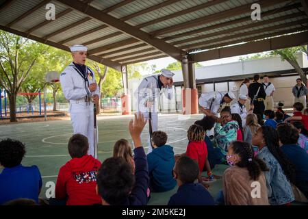 Tampa, Florida (23. März 2022) Matrosen, die der Zeremonialgarde zugeteilt wurden und den Schulkindern zur Tampa Bay Navy Week übergeben werden. Die USS Constitution ist das älteste über Wasser in Auftrag gegebene Kriegsschiff der Welt und spielte eine entscheidende Rolle in den Berberkriegen und dem Krieg von 1812, indem sie von 1797 bis 1855 aktiv Seemeilen verteidigte. Während des normalen Betriebs bieten die an Bord der USS Constitution stationierten aktiven Matrosen kostenlose Touren an und bieten jährlich mehr als 600.000 Menschen Besucherrechte an, da sie die Mission des Schiffes unterstützen, die Geschichte der Marine und das maritime Erbe zu fördern und das Bewusstsein für diese Bedeutung zu schärfen Stockfoto
