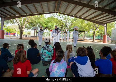 Tampa, Florida (23. März 2022) Matrosen, die der Zeremonialgarde zugeteilt wurden und den Schulkindern zur Tampa Bay Navy Week übergeben werden. Die USS Constitution ist das älteste über Wasser in Auftrag gegebene Kriegsschiff der Welt und spielte eine entscheidende Rolle in den Berberkriegen und dem Krieg von 1812, indem sie von 1797 bis 1855 aktiv Seemeilen verteidigte. Während des normalen Betriebs bieten die an Bord der USS Constitution stationierten aktiven Matrosen kostenlose Touren an und bieten jährlich mehr als 600.000 Menschen Besucherrechte an, da sie die Mission des Schiffes unterstützen, die Geschichte der Marine und das maritime Erbe zu fördern und das Bewusstsein für diese Bedeutung zu schärfen Stockfoto