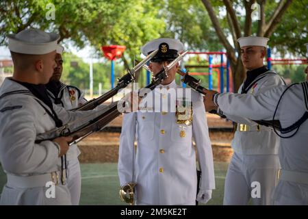 Tampa, Florida (23. März 2022) Matrosen, die der Zeremonialgarde zugeteilt wurden und den Schulkindern zur Tampa Bay Navy Week übergeben werden. Die USS Constitution ist das älteste über Wasser in Auftrag gegebene Kriegsschiff der Welt und spielte eine entscheidende Rolle in den Berberkriegen und dem Krieg von 1812, indem sie von 1797 bis 1855 aktiv Seemeilen verteidigte. Während des normalen Betriebs bieten die an Bord der USS Constitution stationierten aktiven Matrosen kostenlose Touren an und bieten jährlich mehr als 600.000 Menschen Besucherrechte an, da sie die Mission des Schiffes unterstützen, die Geschichte der Marine und das maritime Erbe zu fördern und das Bewusstsein für diese Bedeutung zu schärfen Stockfoto