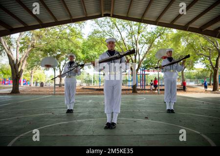Tampa, Florida (23. März 2022) Matrosen, die der Zeremonialgarde zugeteilt wurden und den Schulkindern zur Tampa Bay Navy Week übergeben werden. Die USS Constitution ist das älteste über Wasser in Auftrag gegebene Kriegsschiff der Welt und spielte eine entscheidende Rolle in den Berberkriegen und dem Krieg von 1812, indem sie von 1797 bis 1855 aktiv Seemeilen verteidigte. Während des normalen Betriebs bieten die an Bord der USS Constitution stationierten aktiven Matrosen kostenlose Touren an und bieten jährlich mehr als 600.000 Menschen Besucherrechte an, da sie die Mission des Schiffes unterstützen, die Geschichte der Marine und das maritime Erbe zu fördern und das Bewusstsein für diese Bedeutung zu schärfen Stockfoto