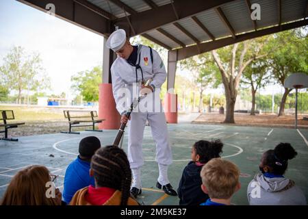 Tampa, Florida (23. März 2022) Matrosen, die der Zeremonialgarde zugeteilt wurden und den Schulkindern zur Tampa Bay Navy Week übergeben werden. Die USS Constitution ist das älteste über Wasser in Auftrag gegebene Kriegsschiff der Welt und spielte eine entscheidende Rolle in den Berberkriegen und dem Krieg von 1812, indem sie von 1797 bis 1855 aktiv Seemeilen verteidigte. Während des normalen Betriebs bieten die an Bord der USS Constitution stationierten aktiven Matrosen kostenlose Touren an und bieten jährlich mehr als 600.000 Menschen Besucherrechte an, da sie die Mission des Schiffes unterstützen, die Geschichte der Marine und das maritime Erbe zu fördern und das Bewusstsein für diese Bedeutung zu schärfen Stockfoto