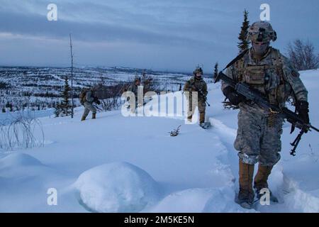 Soldaten der B-Kompanie, 1. Bataillon, 24. Infanterie-Regiment, 1. Stryker-Brigade-Kampfteam, 25. Infanterie-Division, US-Armee Alaska führen Aufklärungsflüge in Donnelly-Trainingsgebiet durch, 22. März 2022 während des Joint Pacific Multinational Readiness Center 22-02. Das in JPMRC 22-02 verwendete „Near-Peer“-Szenario unterstützt Soldaten und Führer bei der Entwicklung und Verfeinerung der Taktiken, Techniken und Verfahren, die für einen erfolgreichen Betrieb unter abgelegenen und extremen arktischen Winterbedingungen und zur Bewältigung sowohl ökologischer als auch militärischer Herausforderungen erforderlich sind. (Foto von Staff Sgt. Christopher Dennis/USARAK PAO NCO) Stockfoto