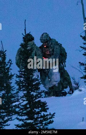 Soldaten der B-Kompanie, 1. Bataillon, 24. Infanterie-Regiment, 1. Stryker-Brigade-Kampfteam, 25. Infanterie-Division, US-Armee Alaska orientieren sich während der Aufklärung im Donnelly-Trainingsbereich vom 22. März 2022 während des Joint Pacific Multinational Readiness Center 22-02. Das in JPMRC 22-02 verwendete „Near-Peer“-Szenario unterstützt Soldaten und Führer bei der Entwicklung und Verfeinerung der Taktiken, Techniken und Verfahren, die für einen erfolgreichen Betrieb unter abgelegenen und extremen arktischen Winterbedingungen und zur Bewältigung von Umwelt- und militärischen Herausforderungen erforderlich sind. (Foto von Staff Sgt. Christopher Dennis/U Stockfoto