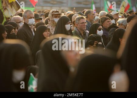 Teheran, Teheran, Iran. 29. Dezember 2022. Regierungsfreundliche Demonstranten aus dem Iran nehmen an einem Treffen anlässlich der Dey-9-Jubiläumsfeier am Imam Hossein Square im Zentrum von Teheran, Iran, Teil. Am 29. Dezember 2022. Am 30. Dezember 2009 fanden in verschiedenen iranischen Städten, darunter Teheran, Shiraz, Arak, Qom und Isfahan, regierungsfreundliche Kundgebungen statt, auch bekannt als das Epos Dey 9. Die Kundgebungen wurden als Reaktion auf die Ashura-Proteste abgehalten, bei denen die Demonstranten an diesem Tag unter anderem applaudierten, pfeifen und andere fröhliche Darbietungen ausführten, die als Verletzung einer roten Linie angesehen wurden und gegen Husayn ib gerichtet waren Stockfoto