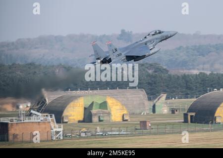 EIN US-AMERIKANISCHER Air Force F-15E Strike Eagle, der 494. Kampfgeschwader, startet am 22. März 2022 eine Routine-Trainingsmission von Royal Air Force Lakenheath, England. Der Strike Eagle ist ein Zweirollen-Kämpfer, der sowohl Luft-zu-Luft- als auch Luft-Boden-Missionen durchführt und es dem Liberty Wing ermöglicht, in Europa die Luftwaffe über die US-Luftwaffe zu beherrschen. Stockfoto