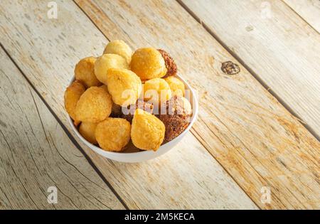 Eine Mischung aus traditionellen brasilianischen Party-Snacks mit Coxinha, Kibe und anderen gebratenen Snacks auf dem Tisch Stockfoto