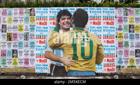 29. Dezember 2022, SÃ Paulo, SÃ Paulo, Brasilien: Wandgemälde mit der brasilianischen Fußballlegende Pele, die den späten argentinischen Fußballstar Diego Maradona in Sao Paulo, Brasilien umarmt, Donnerstag, 29. Dezember 2022. Der dreimalige Weltmeister und ewige Idol von Santos, dem größten Spieler in der Geschichte des Sports, verlässt den Schauplatz mit 82 Jahren, ein Krebsopfer. (Kreditbild: © Cris FAGA/ZUMA Press Wire) Stockfoto