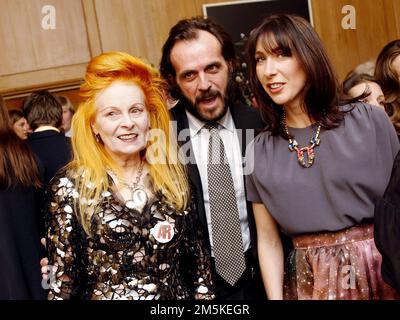 Samantha Cameron (R), die Frau des britischen Premierministers, veranstaltet einen Empfang zur Eröffnung der London Fashion Week 2011 mit der Designerin Vivienne Westwood (L) und ihrem Ehemann Andreas Kronthaler in der Downing Street in London am 18. Februar 2011. Am Abend trug Cameron ein Top von Emilia Wickstead, einen Rock von Christopher Kane und Schuhe von der Straßenmarke Zara und eine Halskette von Mawi. (LONDON - 2011-02-18, Photoshot/Photoshot) ps das Foto kann in Bezug auf den Kontext, in dem es aufgenommen wurde, und ohne diffamierende Absicht des Anstands der repräsentierten Personen der Editorial USAG verwendet werden Stockfoto