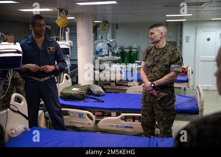 220322-N-LZ839-1650 NORFOLK, VA. (22. März 2022) - Cmdr. Vikas Shrivastava leitender medizinischer Offizier an Bord des amphibischen Angriffsschiffs USS Bataan (LHD 5) zeigt Brigg. Gen. Mark H. Clingan, stellvertretender Befehlshaber, Kampfentwicklung und Integration, die Intensivstation während einer Rundreise durch Bataan, 22. März 2022. Bataan ist in der Marinestützstelle Norfolk zu Hause. Stockfoto