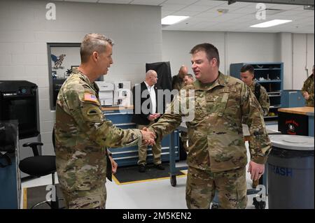 General Daniel Hokanson, Chief, National Guard Bureau, überreicht am 22. März 2022 eine Münze an Master Sgt. James Kenning, Leiter des Metalltechnikgeschäfts der 155. Maintenance Group, am Luftwaffenstützpunkt Lincoln, Nebraska. Hokanson besuchte hochrangige Anführer, Airmen und Soldaten der Nebraska National Guard. Kenning wurde für seine beispielhafte Arbeit bei der Rückentwicklung eines 3D-Teils für den KC-135 Stratotaker ausgezeichnet. Das Teil ist ein kritisches Teil, das nicht aktiv gefertigt wird. Meister Kenning und Mitglieder seiner Werkstatt benutzten spezielle Ausrüstung, die mit Innovat gekauft wurde Stockfoto