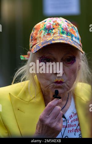 Dame Vivienne Westwood stirbt im Alter von 81 Jahren vor dem Old Bailey in einem Käfig, der Julian Assange am 21. Juli 2020 unterstützt Stockfoto