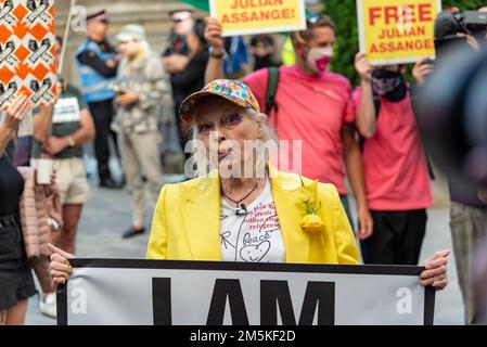 Dame Vivienne Westwood stirbt im Alter von 81 Jahren vor dem Old Bailey in einem Käfig, der Julian Assange am 21. Juli 2020 unterstützt Stockfoto