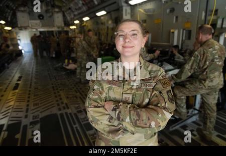 USA Air Force Tech. Sgt. Katherine Wilson, 60. Aeromedical Evakuierungsschwadron Mission Clinical Coordinator Program Manager, steht in einem C-17, Globemaster III, auf dem Luftwaffenstützpunkt Travis, Kalifornien, 22. März 2022. Wilson hat in Zusammenarbeit mit Mitgliedern des Critical Care Air Transport Teams von UC Davis Health, Kalifornien, Schulungen entwickelt, um die Bereitschaft in ihrer Abteilung zu beschleunigen. Stockfoto