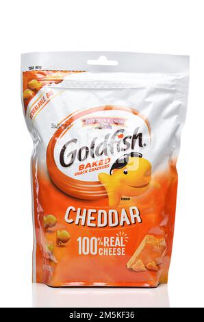 IRIVNE, KALIFORNIEN - 23. DEZ. 2022: Eine Tüte Pepperidge Farms Goldfish, gebackene Cheddar Cheese Crackers Stockfoto