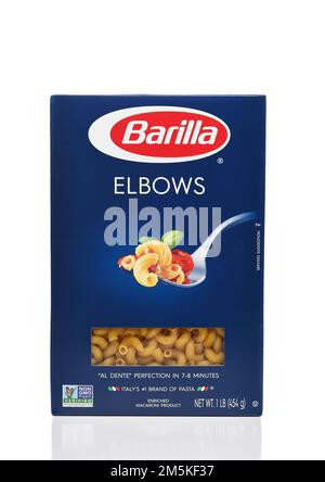 IRIVNE, KALIFORNIEN - 23. DEZ. 2022: Eine Schachtel Barilla Elbow Macaroni. Stockfoto