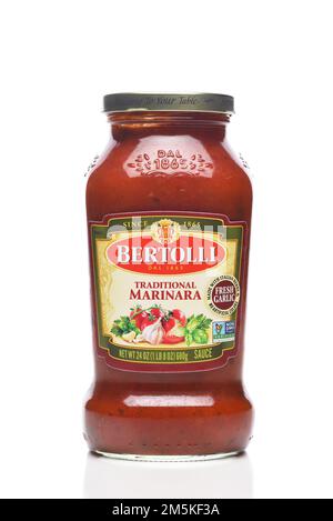 IRIVNE, KALIFORNIEN - 23. DEZEMBER 2022: Eine Flasche traditionelle Marinara-Sauce von Bertolli. Stockfoto