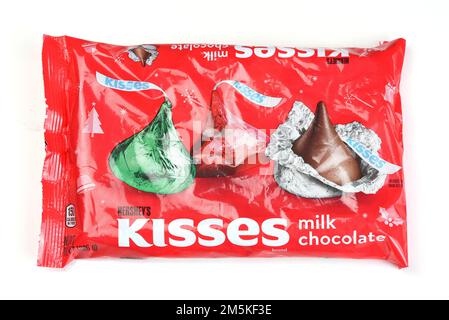 IRIVNE, KALIFORNIEN - 23. DEZ. 2022: Eine Tüte Hersheys Milk Chocolate Kisses verpackt in Weihnachtsfarben. Stockfoto