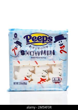 IRIVNE, KALIFORNIEN - 23. DEZ. 2022: Ein Paket Peeps Marshmallow Snowmen. Stockfoto