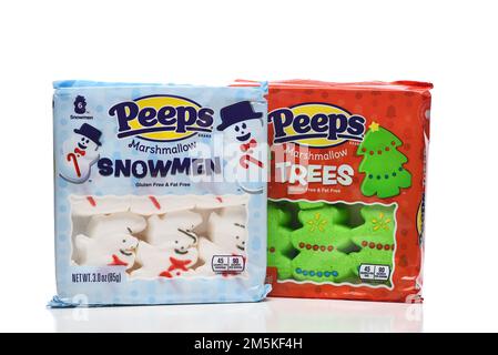 IRIVNE, KALIFORNIEN - 23. DEZ. 2022: Ein Paket von Peeps Marshmallow Snowmen und Marshmallow Trees zu Weihnachten. Stockfoto