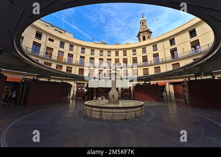 Placa Redona in Valencia mit Blick auf den Turm der Kirche Santa Caterina Stockfoto