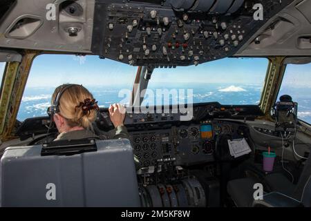 USA Air Force Major Jessie Olson, 79. Air Tanken Squadron KC-10 Extender Instructor Pilot, fliegt einen Tanker über den pazifischen Nordwesten, 22. März 2022. Zu Ehren des Women's History Month flog eine ausschließlich weibliche KC-10-Flugbesatzung der Air Mobility Wings 60. und 349. auf eine Luftauftanks-Trainingsmission über Kalifornien und Oregon. Stockfoto