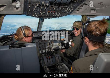 USA Air Force Maj. Jessie Olson, links, 79. Air Tanken Squadron KC-10 Extender Instructor Pilot, 1. LT. Macy Miller, rechts, 6. Air Tanken Squadron KC-10 Extender Pilot, und Master Sgt. Blakely Murdock, 6. ARS Instructor Flight Engineer fliegen den Tanker über den pazifischen Nordwesten, 22. März 2022. Zu Ehren des Women's History Month flog eine ausschließlich weibliche KC-10-Flugbesatzung der Air Mobility Wings 60. und 349. auf eine Luftauftanks-Trainingsmission über Kalifornien und Oregon. Stockfoto