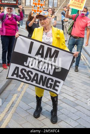 Dame Vivienne Westwood stirbt im Alter von 81 Jahren vor dem Old Bailey in einem Käfig, der Julian Assange am 21. Juli 2020 unterstützt Stockfoto