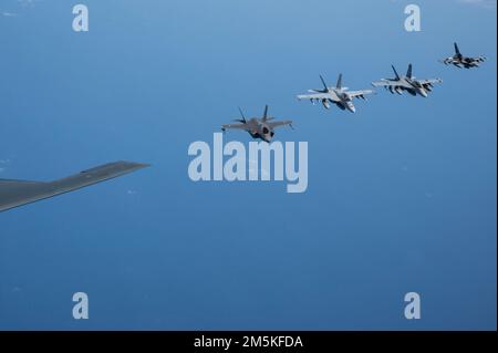 EIN US-AMERIKANISCHER Air Force B-2 Spirit vom Whiteman Air Force Base, Missouri, fliegt in Formation mit einem Royal Australian Air Force F-35A Lightning IIS, zwei EA-18 Growlers, zwei RAAF F/A-18F Super Hornets und zwei U.S. Air Force F-16C-Aggressoren vom Luftwaffenstützpunkt Eielson, Alaska während einer CONUS-zu-CONUS-Trainingsmission in der Region Indo-Pazifik, 23. März 2022. Nach der Integration in den australischen Luftraum landeten die B-2-Piloten – zum ersten Mal überhaupt – in Amberley und führten einen Besatzungswechsel am Boden durch, bevor sie in die Luft flogen und sich mit F-22 Raptors von der Joint Base Pearl Harbor-Hickam, Hawaii, Th Stockfoto