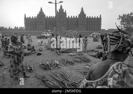 Markttag vor der berühmten Schlammmoschee in Djenné, Central Mali. Stockfoto