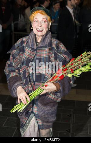 Dame Vivienne Westwood stirbt bei einem 81-Foto beim "Essen, beten, lachen!" - Barry Humphries Abschiedstour - Presseabend im London Palladium, London Stockfoto