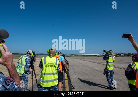 Mitglieder der Royal Australian Air Force und Medienaufnahmen, während ein B-2 Spirit sich auf die Landung auf der RAAF-Basis Amberley, Australien, vorbereitet, nachdem er während einer Ausbildungsmission in der Region Indo-Pacific am 23. März 2022 eine Integration mit RAAF- und US-Kämpfern durchgeführt hat. Die Mission bot die Gelegenheit, mit unseren Verbündeten und Partnern bei gemeinsamen Operationen und Übungen und Koalitionen zusammenzuarbeiten. Die USA versuchen, die Möglichkeiten für multilaterale Zusammenarbeit mit regionalen Verbündeten und Partnern zu erweitern, um Synergien zwischen unseren jeweiligen Luftwaffen zu verbessern, damit sie jetzt und in der Zeit gemeinsam trainieren, trainieren und operieren können Stockfoto