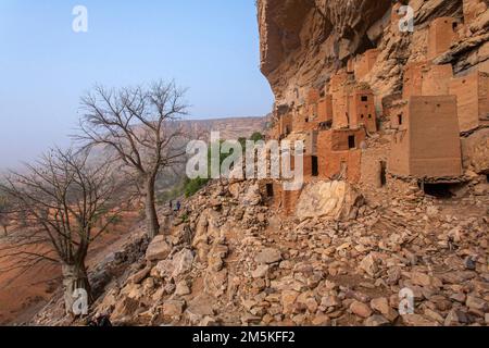 Dogon Dorf in Felswand in der Nähe von Peli, Bandiagara Escarpment (Falaise de Bandiagara), Dogon Land, Mali Stockfoto