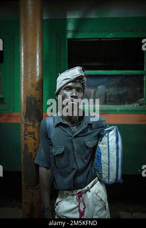 Afrikanischer Einwanderer, der versucht, illegal in Richtung Europa zu gehen und am Bahnhof in Bamako, Mali, Westafrika, wartet. Stockfoto